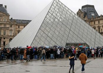 Pandemia ul numrin e vizitorëve në muzeun e Luvrit