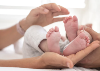 Lindin binjakët me 15 minuta diferencë, por në muaj dhe vite të ndryshme