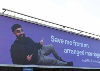 Ky djalë beqar ka reklamuar veten në billboard për të gjetur një partnere