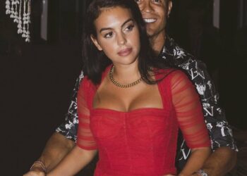 Georgina Rodriguez rrëfen se jetonte në një magazinë para se të njihej me Ronaldon