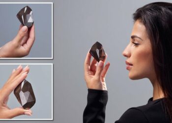 Del në shitje diamanti i zi miliardavjeçar, i krijuar nga shpërthimi në hapësirë