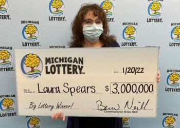 Hap rastësisht mesazhet e padëshirura dhe zbulon se kishte fituar 3 milionë dollarë