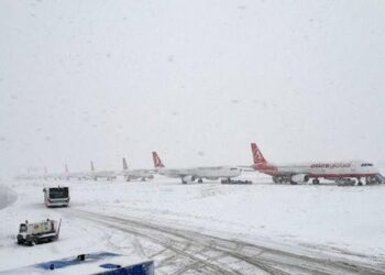 Stuhia ‘godet’ Stambollin! Bllokohen rrugët dhe aeroporti (FOTO)