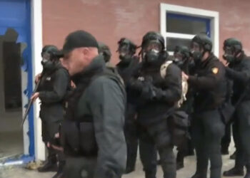 E FUNDIT/ Nisin shoqërimet e para të policisë në selinë e PD-së