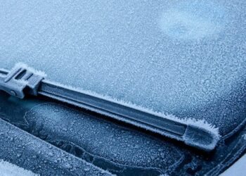 Si ta largoni akullin nga xhami i përparmë i makinës brenda një minuti si me magji