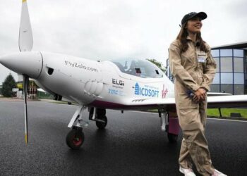 Hyn në histori: 19-vjeçarja, gruaja më e re që fluturon e vetme nëpër botë