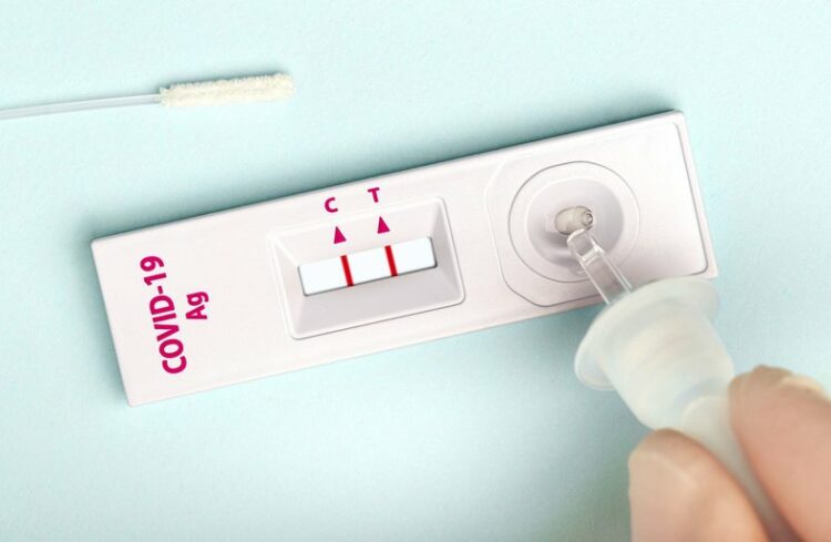 Kur duhet të bëni testin PCR dhe kur një test të shpejtë antigjeni