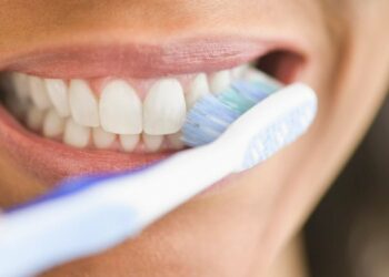 Ky është gabimi më i shpeshtë që bëni, sa herë lani dhëmbët