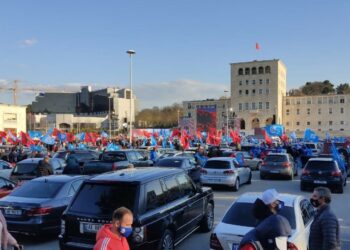 Protesta e Berishës, Policia bllokon disa rrugë