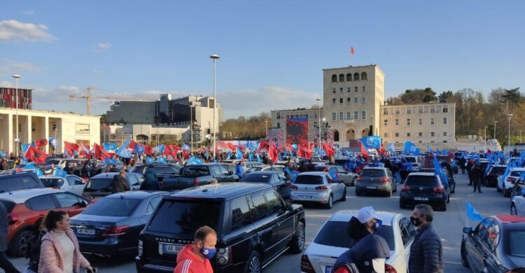 Protesta e Berishës, Policia bllokon disa rrugë