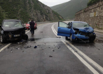 Aksident në Fushë Krujë- Thumanë/ Përplasen 3 mjete, një person i plagosur