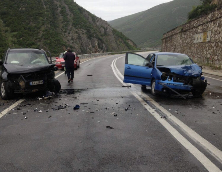 Aksident në Fushë Krujë- Thumanë/ Përplasen 3 mjete, një person i plagosur