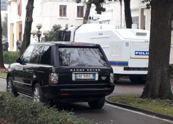 Plani për evakuuim GATI! Makina e Bashës parkohet tek parlamenti, Garda në alert