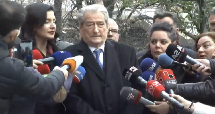 Berisha deklaratë në oborrin e PD! Basha brenda selisë, mbledhje me nën kryetarët