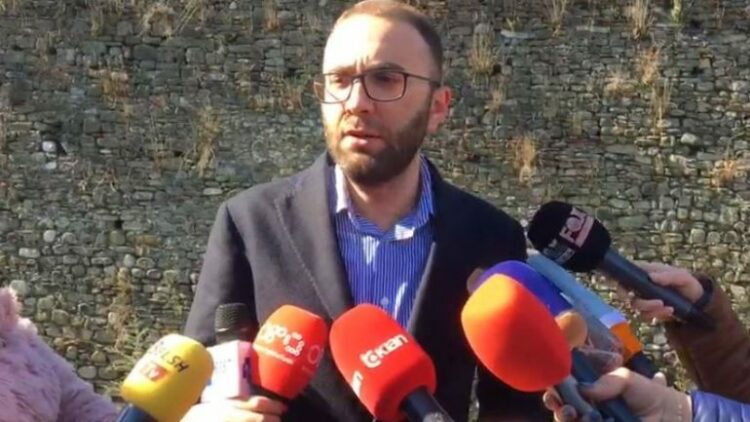 Meta takoi Ballën/ Bardhi: Trekëndëshi i Bermudës konsultohet çdo ditë