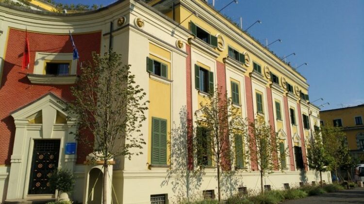 Bashkia e Tiranës ndalon qarkullimin e mjeteve të tonazhit të rëndë nga ora 07:00-20:00