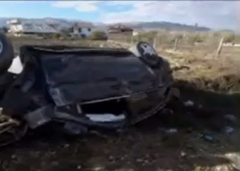 “Benzi” përplaset me autoshkollën dhe bie në kanal, 6 të plagosur rëndë