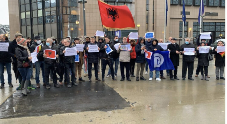 Protestë e shqiptarëve në Bruksel: Në mbrojtje të pluralizmit, kundër Ramës e Bashës
