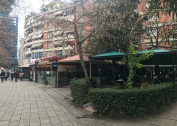 Tirana pa hapësira publike/ Bar-kafenetë në çdo rrugë, mbushin arkën e bashkisë, por vështirësojnë jetën e qytetarëve