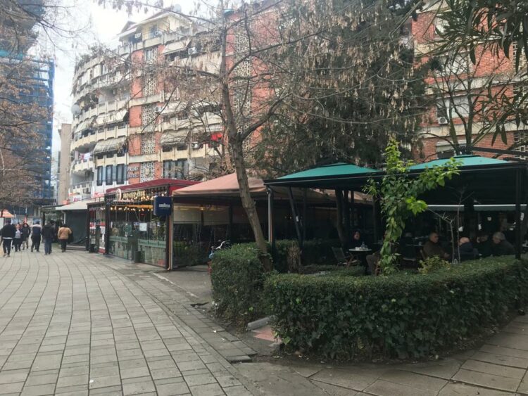 Tirana pa hapësira publike/ Bar-kafenetë në çdo rrugë, mbushin arkën e bashkisë, por vështirësojnë jetën e qytetarëve