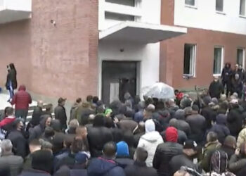 Dështojnë levat dhe trapani, demokratët nxjerrin varenë për të ç’blinduar derën e PD