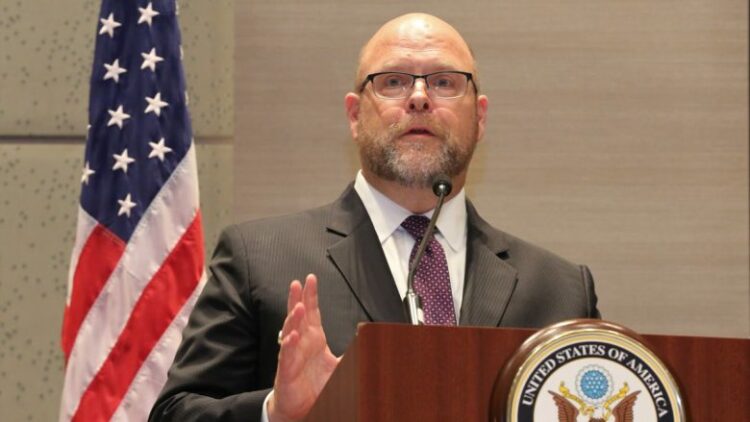 Ambasadori amerikan merr detyrën në Kosovë: Është nder të shërbej këtu