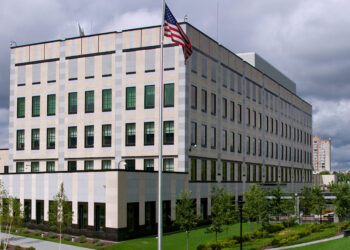 Frikë nga një sulm ushtarak, SHBA urdhëron të largohen nga Ukraina familjarët e diplomatëve dhe qytetarëve