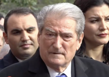 Sali Berisha në selinë e PD: Këto janë skenat e një njeriu që kalon nga skandali në skandal. Mbushi godinën me kriminelë