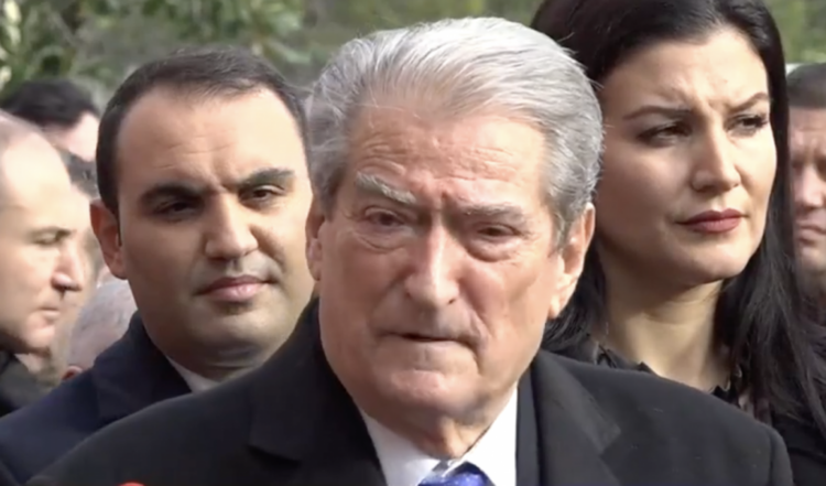 Sali Berisha në selinë e PD: Këto janë skenat e një njeriu që kalon nga skandali në skandal. Mbushi godinën me kriminelë