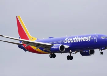 E përzunë nga avioni pasi hoqi maskën për të pirë ujë, gruaja padit kompaninë ajrore