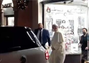 Papa, siç nuk e kemi parë ndonjëherë, ndalon makinën dhe hyn në një dyqan disqesh