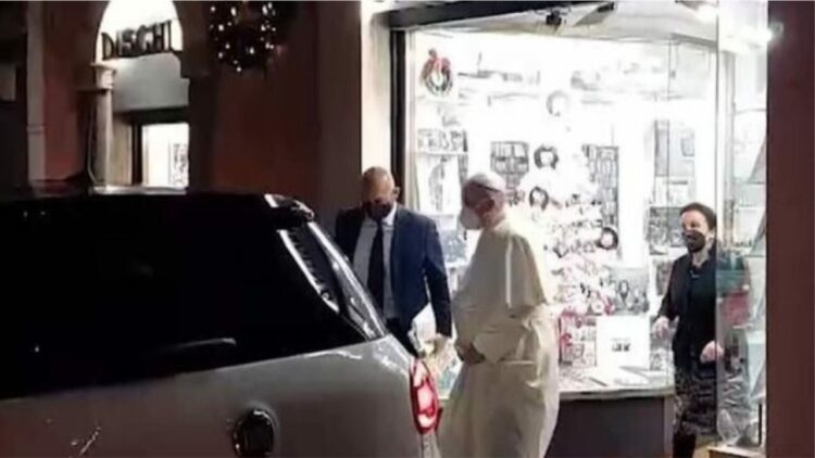 Papa, siç nuk e kemi parë ndonjëherë, ndalon makinën dhe hyn në një dyqan disqesh