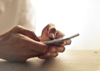 Sa orë në ditë kaluam para celularit gjatë vitit 2021?