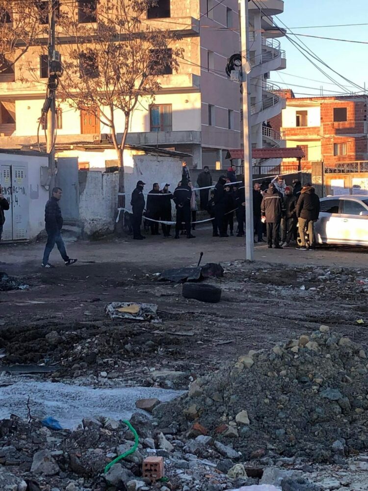 Policia rrethon zonën e ‘5 majit’ në Tiranë, IKMT pritet të shembë disa banesa në kuadër të rindërtimit!