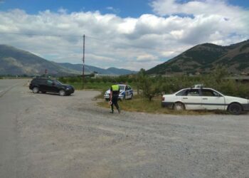 Makina del nga rruga në Dibër, humb jetën një person