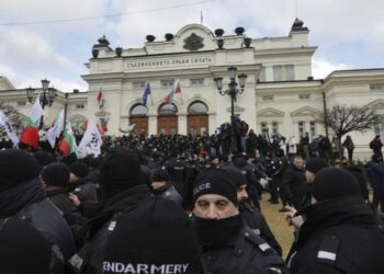 Bullgari/ Protesta kundër vaksinimit, sulmohet Parlamenti