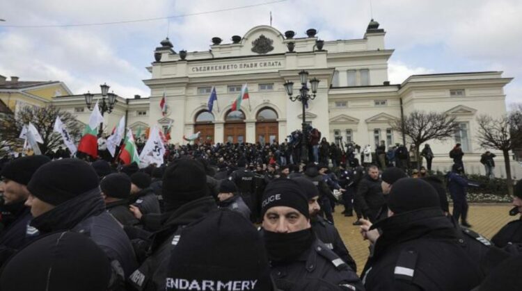 Bullgari/ Protesta kundër vaksinimit, sulmohet Parlamenti