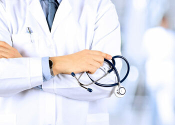 Mjekët do përfitojnë bonusin 1,000 euro deri në përfundimin e pandemisë