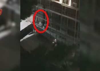 Tentoi të grabiste në ambientet e bashkisë Durrës, arrestohet 27-vjeçari. Ja momenti kur hajduti ngjitet përmes skelave