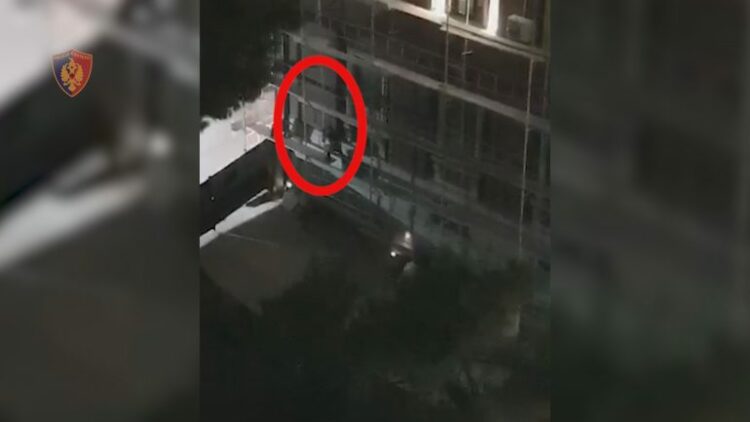Tentoi të grabiste në ambientet e bashkisë Durrës, arrestohet 27-vjeçari. Ja momenti kur hajduti ngjitet përmes skelave