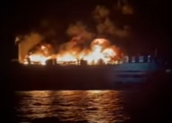 Shkrumbohet nga flakët trageti i linjës Greqi-Itali me 239 pasagjerë! 2 të bllokuar dhe 10 të zhdukur