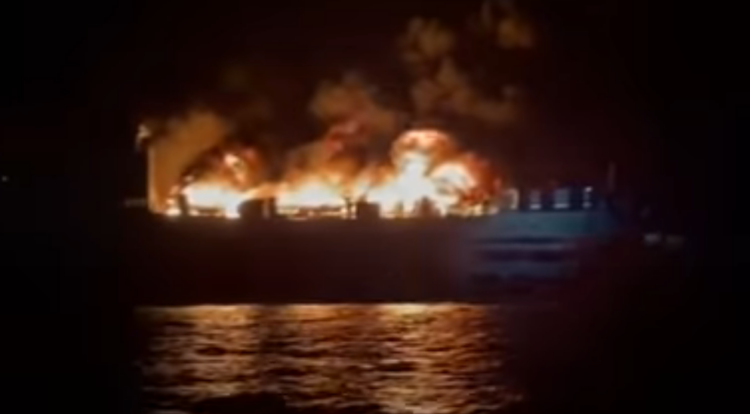 Shkrumbohet nga flakët trageti i linjës Greqi-Itali me 239 pasagjerë! 2 të bllokuar dhe 10 të zhdukur