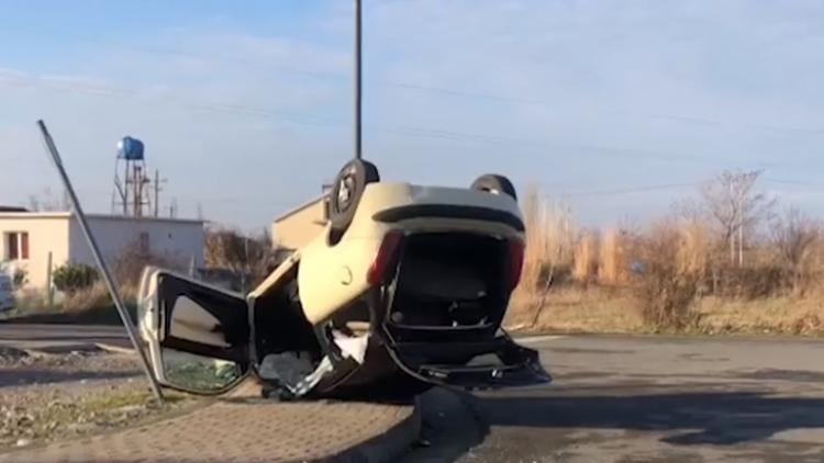 Aksident i rëndë në Lezhë/ Mjeti përmbyset në rrugë, plagoset rëndë shoferja