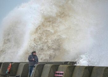 Stuhia Eunice/ Paralajmërim i kuq në Angli, qytetarëve u kërkohet të qëndrojnë në shtëpi
