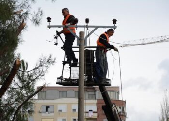 Dëmtohet shtylla e tensionit, 5 fshatra në Lezhë pa energji elektrike