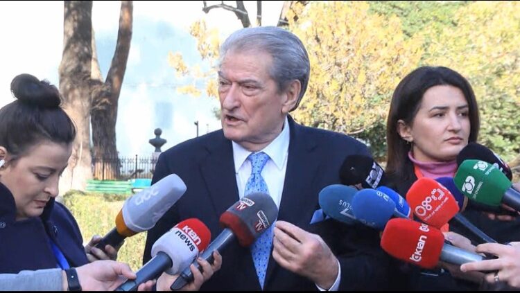 Berisha për protestën e banorëve që u prishën shtëpive: Po mashtrohen nga Qeveria! Është aferë megavjedhjeje