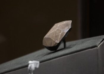 Del në ankand diamanti i rrallë i zi, më i madhi në botë