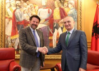 Meta publikon foton me ish-deputetin skocez në Parlamentin Britanik: Do ndihet si në shtëpinë e tij!