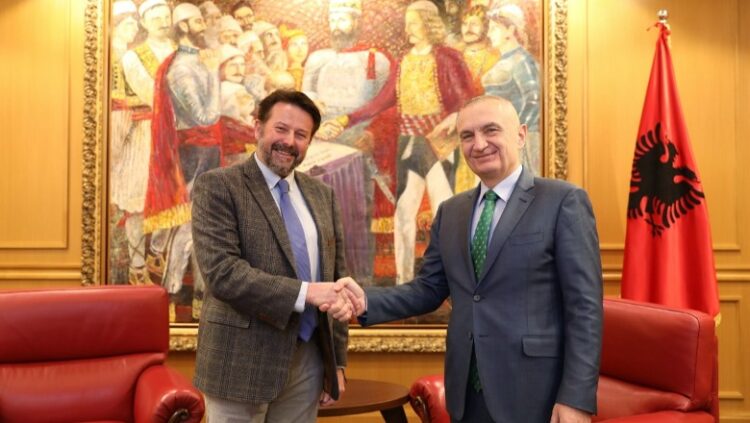 Meta publikon foton me ish-deputetin skocez në Parlamentin Britanik: Do ndihet si në shtëpinë e tij!