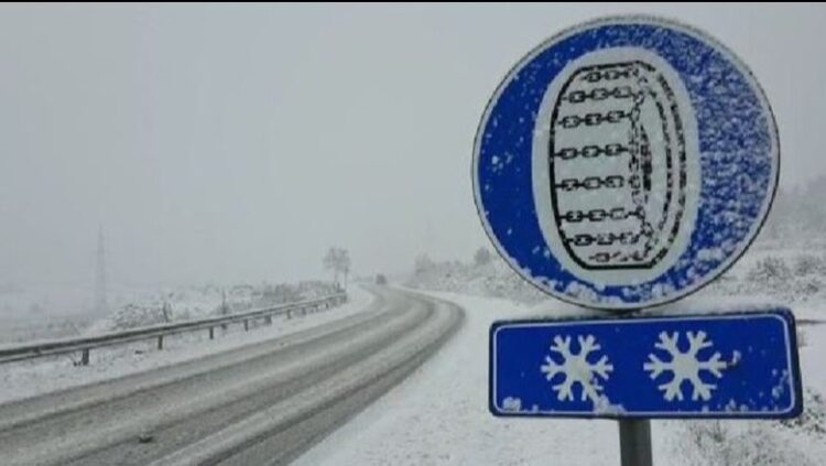 Reshje të dendura të dëborës gjatë natës, bllokohet sërish qarkullimi i mjeteve në Rrugën e Arbrit